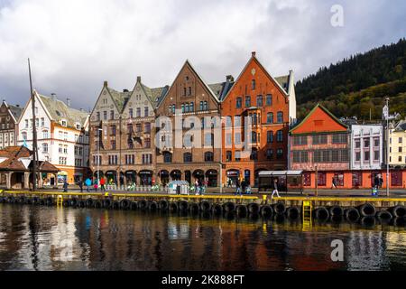 Bergen, Norvegia - 10 ottobre 2022: Colorful Bryggen Hanseatic Wharf (Tyskebryggen) a Bergen, Norvegia. Foto Stock