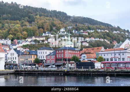Bergen, Norvegia - 10 ottobre 2022: Vista di Bergen sul lato orientale del porto di Vagen. Foto Stock