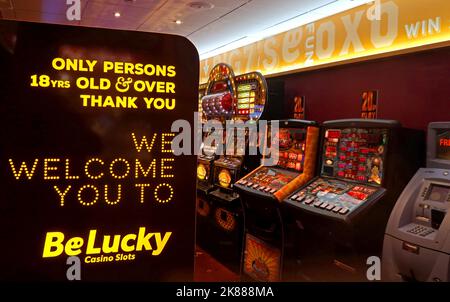 BeLucky Casino Slots premi in denaro - vi diamo il benvenuto - solo persone di 18yrs anni e più - grazie - High Street, Cheltenham, Gloucestershire, Inghilterra, Regno Unito Foto Stock