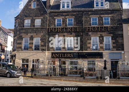 Una vista del Portree Hotel nel centro della città Somersled Square Isola di Skye Scozia Regno Unito Foto Stock