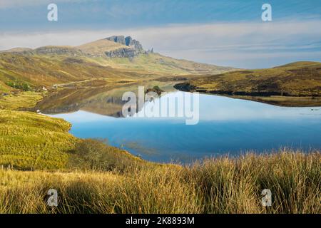 Una vista della riflessione Old Man of Storr a Loch Leathan sull'isola di Skye Scozia UK Foto Stock