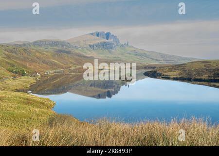 Una vista della riflessione Old Man of Storr a Loch Leathan sull'isola di Skye Scozia UK Foto Stock