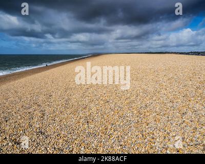 Nuvole tempesta su Chesil Beach in Dorset. Foto Stock