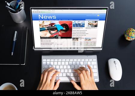 African American Reading Online Notizie Media sul laptop Foto Stock