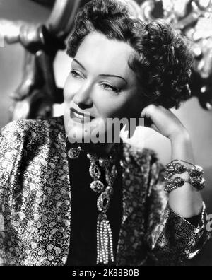 Gloria Swanson attrice 01 maggio 1952 **AVVERTENZA** questa fotografia è solo per uso editoriale ed è copyright della Film Company e/o del fotografo assegnato dalla Film o dalla Production Company e può essere riprodotta solo da pubblicazioni in concomitanza con la promozione del film sopra citato. È richiesto un credito obbligatorio alla società cinematografica. Il fotografo deve essere accreditato anche quando è noto. Nessun uso commerciale può essere concesso senza autorizzazione scritta da parte della Film Company. Foto Stock