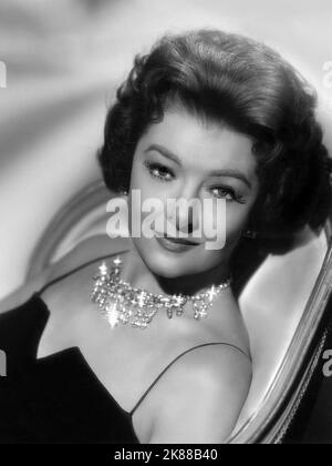 Myrna Loy attrice 01 maggio 1951 **AVVERTENZA** questa fotografia è solo per uso editoriale ed è copyright della Film Company e/o del fotografo assegnato dalla Film o dalla Production Company e può essere riprodotta solo da pubblicazioni in concomitanza con la promozione del film di cui sopra. È richiesto un credito obbligatorio alla società cinematografica. Il fotografo deve essere accreditato anche quando è noto. Nessun uso commerciale può essere concesso senza autorizzazione scritta da parte della Film Company. Foto Stock