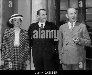 Lady Brooke, Sir Basil & J. Arthur Rank Northern Irish prime Minister 01 May 1955 **AVVERTENZA** questa fotografia è solo per uso editoriale ed è copyright della Film Company e/o del fotografo assegnato dalla Film o Production Company e può essere riprodotta solo da pubblicazioni in congiunzione con la Promozione del film di cui sopra. È richiesto un credito obbligatorio alla società cinematografica. Il fotografo deve essere accreditato anche quando è noto. Nessun uso commerciale può essere concesso senza autorizzazione scritta da parte della Film Company. Foto Stock