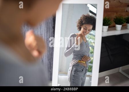 Donna perdita di peso e dieta. Misurazione della dimensione della vita depressione triste Foto Stock