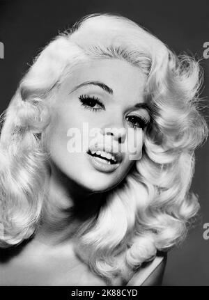 Jayne Mansfield attrice 01 maggio 1956 **AVVERTENZA** questa fotografia è solo per uso editoriale ed è copyright della Film Company e/o del fotografo assegnato dalla Film o dalla Production Company e può essere riprodotta solo da pubblicazioni in concomitanza con la promozione del film sopra citato. È richiesto un credito obbligatorio alla società cinematografica. Il fotografo deve essere accreditato anche quando è noto. Nessun uso commerciale può essere concesso senza autorizzazione scritta da parte della Film Company. Foto Stock