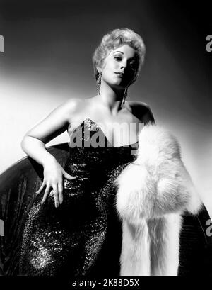 Kim Novak attrice 01 maggio 1954 **AVVERTENZA** questa fotografia è solo per uso editoriale ed è copyright della Film Company e/o del fotografo assegnato dalla Film o dalla Production Company e può essere riprodotta solo da pubblicazioni in concomitanza con la promozione del film di cui sopra. È richiesto un credito obbligatorio alla società cinematografica. Il fotografo deve essere accreditato anche quando è noto. Nessun uso commerciale può essere concesso senza autorizzazione scritta da parte della Film Company. Foto Stock