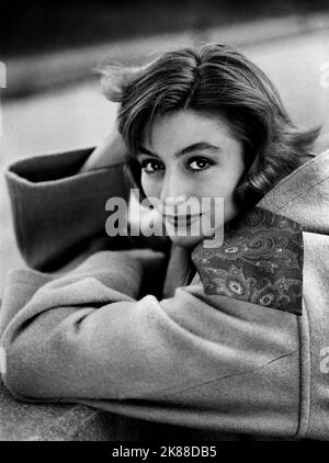 Anouk Aimee attrice 01 maggio 1957 **AVVERTENZA** questa fotografia è solo per uso editoriale ed è copyright della Film Company e/o del fotografo assegnato dalla Film o dalla Production Company e può essere riprodotta solo da pubblicazioni in concomitanza con la promozione del film sopra citato. È richiesto un credito obbligatorio alla società cinematografica. Il fotografo deve essere accreditato anche quando è noto. Nessun uso commerciale può essere concesso senza autorizzazione scritta da parte della Film Company. Foto Stock