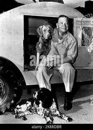 Wallace Beery with Dogs Actor 01 maggio 1936 **AVVERTENZA** questa fotografia è esclusivamente per uso editoriale ed è copyright della Film Company e/o del fotografo assegnato dalla Film o dalla Production Company e può essere riprodotta solo da pubblicazioni in concomitanza con la promozione del film di cui sopra. È richiesto un credito obbligatorio alla società cinematografica. Il fotografo deve essere accreditato anche quando è noto. Nessun uso commerciale può essere concesso senza autorizzazione scritta da parte della Film Company. Foto Stock