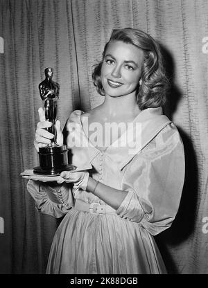 Dorothy Malone con Oscar attrice Oscar Vincitore per migliore attrice in Un ruolo di supporto 01 marzo 1957 **AVVERTENZA** questa fotografia è solo per uso editoriale ed è copyright della Film Company e/o del fotografo assegnato dalla Film o Production Company e può essere riprodotta solo da pubblicazioni In concomitanza con la promozione del film di cui sopra. È richiesto un credito obbligatorio alla società cinematografica. Il fotografo deve essere accreditato anche quando è noto. Nessun uso commerciale può essere concesso senza autorizzazione scritta da parte della Film Company. Foto Stock