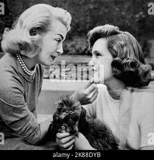 Lana Turner & Cheryl Crane attrice con figlia 01 maggio 1958 **AVVERTENZA** questa fotografia è solo per uso editoriale ed è copyright della Film Company e/o del fotografo assegnato dalla Film o dalla Production Company e può essere riprodotta solo da pubblicazioni in concomitanza con la promozione di Il film di cui sopra. È richiesto un credito obbligatorio alla società cinematografica. Il fotografo deve essere accreditato anche quando è noto. Nessun uso commerciale può essere concesso senza autorizzazione scritta da parte della Film Company. Foto Stock