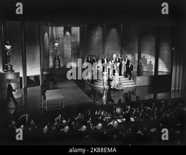 Kirk Douglas, Burt Lancaster, Bob Hope, Rock Hudson, Maurice Chevalier, Rhonda Fleming, Doris Day, Clark Gable & James Stewart attori & Attrici Oscar-Verleihung Mitte Der 50er Jahre in Hollywood / Academy Awards Ceremony nel 1950s 01 marzo 1957 **AVVERTENZA** questa fotografia è solo per uso editoriale ed è il copyright della Film Company e/o del fotografo assegnato dal film o dalla produzione E possono essere riprodotti solo da pubblicazioni in concomitanza con la promozione del film di cui sopra. È richiesto un credito obbligatorio alla società cinematografica. Anche il fotografo dovrebbe essere in gabbia Foto Stock