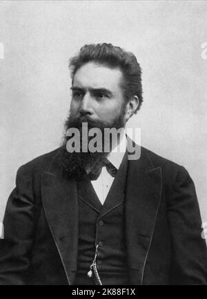 Wilhelm Conrad Röntgen Physicist& Mechanical Engineer (1845-1923) / Fotografie von E. Hanfstaengl / Fotografia di E. Hanfstaengl 01 gennaio 1895 **AVVERTENZA** questa fotografia è solo per uso editoriale ed è copyright della Film Company e/o del fotografo assegnato dalla Film o dalla Production Company e può essere solo Riprodotto da pubblicazioni in concomitanza con la promozione del film di cui sopra. È richiesto un credito obbligatorio alla società cinematografica. Il fotografo deve essere accreditato anche quando è noto. Nessun uso commerciale può essere concesso senza autorizzazione scritta da parte della Film Company. Foto Stock