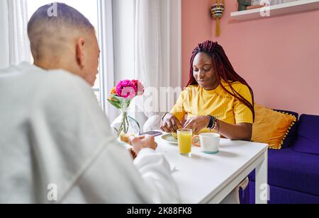 Coppia multirazziale che ha fatto colazione a casa Foto Stock