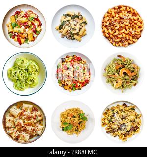 Pasta italiana tradizionale preparata con diversi ingredienti isolati. Vista dall'alto coloratissime aperture per piatti Foto Stock