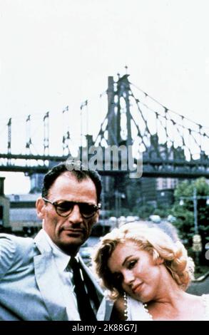 Arthur Miller & Marilyn Monroe attrice con marito 16 agosto 1958 **AVVERTENZA** questa fotografia è esclusivamente per uso editoriale ed è copyright della Film Company e/o del fotografo assegnato dalla Film o Production Company e può essere riprodotta solo da pubblicazioni in concomitanza con la promozione di Il film di cui sopra. È richiesto un credito obbligatorio alla società cinematografica. Il fotografo deve essere accreditato anche quando è noto. Nessun uso commerciale può essere concesso senza autorizzazione scritta da parte della Film Company. Foto Stock