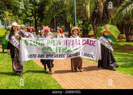 Goiânia, Goias, Brasile – 12 ottobre 2022: Un gruppo di donne con una bandiera in azione, nel parco Lago das Rosas a Goiânia. Foto Stock
