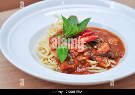 pasta o spaghetti o spaghetti di gamberetti , pasta di gamberetti o spaghetti e verdure piccanti Foto Stock