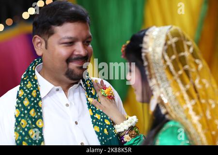 Sposa e Groom alla tradizionale cerimonia Mayoon in un locale decorato con colori vivaci a Karachi, Pakistan Foto Stock