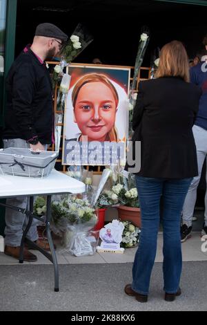 Rally a sostegno di Lola, una ragazza di 12 anni che è stata violentata e uccisa una settimana prima, a Fouquereuil, nel nord della Francia, la città natale del padre della vittima, il 21 ottobre 2022. Il corpo brutalizzato della vittima, identificato solo come 'Lola' ai sensi della legge francese, è stato trovato in una scatola di plastica dopo essere scomparso a Parigi nord-orientale il 14 ottobre. Una donna algerina di 24 anni è stata rapidamente identificata come il principale sospettato e detenuto. La polizia ha determinato che ha avuto una storia di disturbi psichiatrici. Foto di Sébastien Courdji/ABACAPRESS.COM Foto Stock