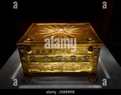 La cimasa di sepoltura d'oro per le ossa di tipo Filippo II di Macedone, Museo delle tombe reali di Aigai, Vergina, Macedonia, Grecia Foto Stock
