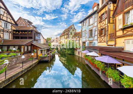Colorati edifici a graticcio e caffè sul lungomare sul fiume Lauch, nello storico quartiere medievale di Colmar, in Francia. Foto Stock