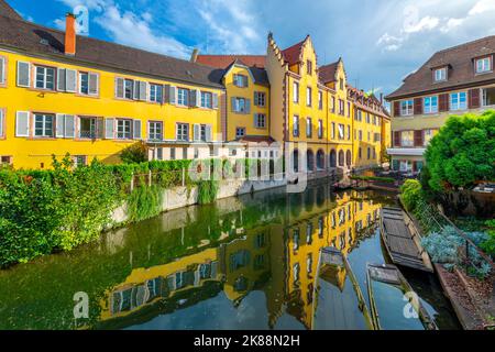 Colorati edifici a graticcio e caffè sul lungomare sul fiume Lauch, nello storico quartiere medievale di Colmar, in Francia. Foto Stock