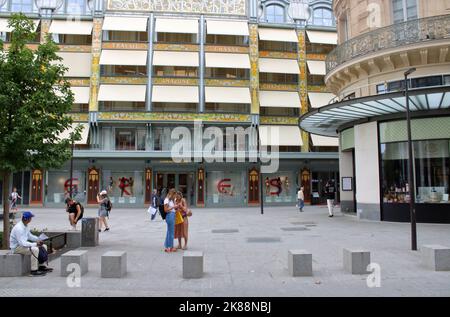 Vista del famoso grande magazzino Samaritaine e edifici del 19th ° secolo lungo la Rue du Pont Neuf nel 1st ° arrondissement di Parigi Francia. Foto Stock