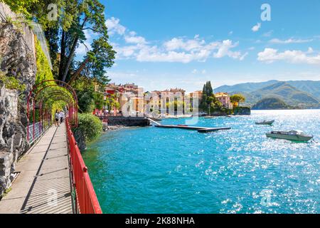 Vista del paese di Varenna, Italia, sulle rive del Lago di Como dal passaggio pedonale sul lungomare in estate. Foto Stock