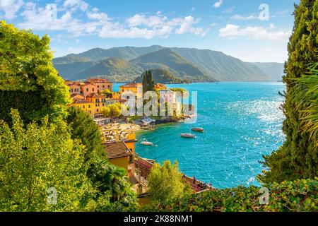 Vista ad alto angolo da una strada sopra il pittoresco villaggio di Varenna sul lago, con il colorato centro storico e la marina vista sul lago di Como. Foto Stock