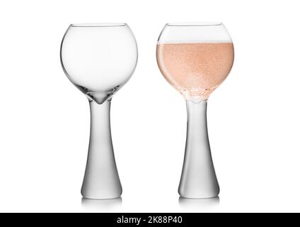 Palloncino rosa vuoto e calici da champagne di lusso su bianco. Foto Stock