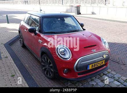 Harlingen, Paesi Bassi - Ottobre 11 2022 un mini completamente elettrico in rosso, il MINI Cooper se Foto Stock