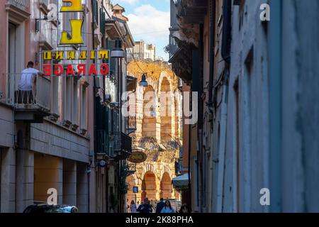 L'antica Arena romana di Verona si trova tra le mura delle strade del centro storico della città. Foto Stock