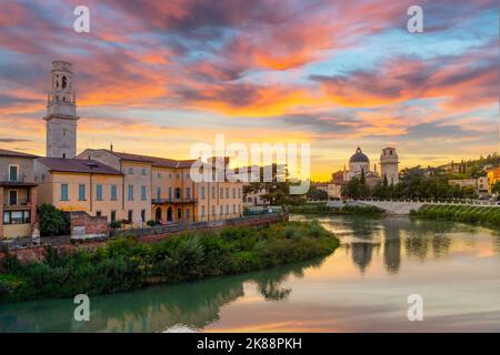 Vista al tramonto dal Ponte pietra della Torre del Duomo e dalla Chiesa di San Giorgio in Braida lungo l'Adige. Foto Stock