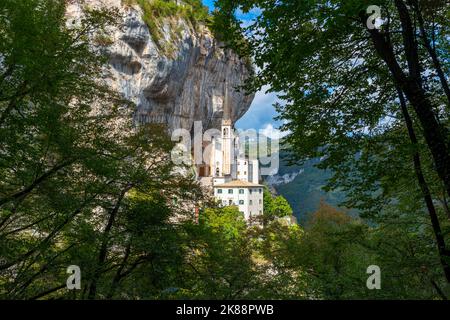 Vista dal sentiero di montagna del Santuario della Madonna della Corona, storica chiesa montana costruita nel 1625 a Spiazzi Foto Stock