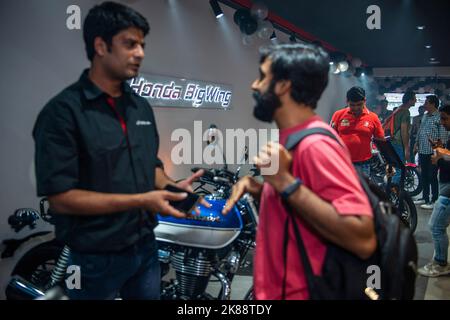 Nuova Delhi, India. 21st Ott 2022. Un venditore parla con un cliente in uno showroom Honda BigWing. Honda Motorcycle and Scooter India (HMSI) ha inaugurato un nuovo showroom Honda BigWing a Nuova Delhi, India. Honda BigWing è il più grande produttore mondiale di moto premium. (Foto di Pradeep Gaur/SOPA Images/Sipa USA) Credit: Sipa USA/Alamy Live News Foto Stock