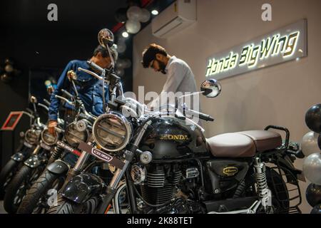 Nuova Delhi, India. 21st Ott 2022. Un venditore parla con un cliente in uno showroom Honda BigWing. Honda Motorcycle and Scooter India (HMSI) ha inaugurato un nuovo showroom Honda BigWing a Nuova Delhi, India. Honda BigWing è il più grande produttore mondiale di moto premium. (Foto di Pradeep Gaur/SOPA Images/Sipa USA) Credit: Sipa USA/Alamy Live News Foto Stock