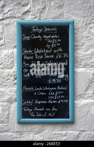 Il menu speciale di oggi si trova sulla parete del Mussel Inn Seafood Restaurant a Rose Street, Edimburgo, Scozia, Regno Unito.