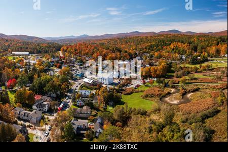 Vista panoramica aerea della città di Stowe in Vermont in autunno Foto Stock