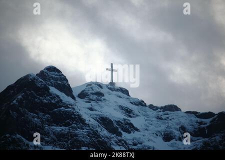 Una Croce di Eroi sul Caraiman Peak in inverno Foto Stock