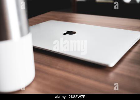 Primo piano di una mobilità e di una potenza di un MacBook Air M1 Foto Stock