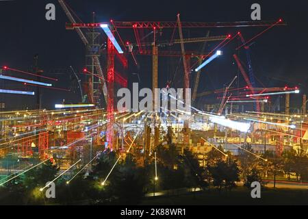 Quando le gru sparano nel cielo - fascino bauma 2022 apre le sue porte dopo l'interruzione di Corona dal 24.-30.10.2022 presso il centro espositivo di Monaco. Il Bauma è la più grande e probabilmente la fiera più impressionante del mondo con oltre 400.000 visitatori. L'indiscussa fiera internazionale impressiona anche per la sua completezza: Tutti i settori. Tutti i leader del mercato. Molte innovazioni. Veicoli da costruzione e attrezzature da costruzione Gru da costruzione, Gru all'aperto della fiera Riem di Monaco. ?SVEN SIMON Photo Agency GmbH & Co. Premere Foto KG # Princess-Luise-St Foto Stock