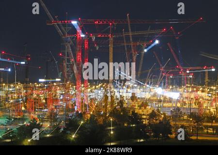 Quando le gru sparano nel cielo - fascino bauma 2022 apre le sue porte dopo l'interruzione di Corona dal 24.-30.10.2022 presso il centro espositivo di Monaco. Il Bauma è la più grande e probabilmente la fiera più impressionante del mondo con oltre 400.000 visitatori. L'indiscussa fiera internazionale impressiona anche per la sua completezza: Tutti i settori. Tutti i leader del mercato. Molte innovazioni. Veicoli da costruzione e attrezzature da costruzione Gru da costruzione, Gru all'aperto della fiera Riem di Monaco. ?SVEN SIMON Photo Agency GmbH & Co. Premere Foto KG # Princess-Luise-St Foto Stock