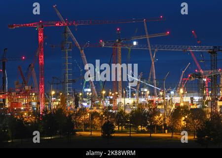 Quando le gru sparano nel cielo - fascino bauma 2022 apre le sue porte dopo l'interruzione di Corona dal 24.-30.10.2022 presso il centro espositivo di Monaco. Il Bauma è la più grande e probabilmente la fiera più impressionante del mondo con oltre 400.000 visitatori. L'indiscussa fiera internazionale impressiona anche per la sua completezza: Tutti i settori. Tutti i leader del mercato. Molte innovazioni. Veicoli da costruzione e attrezzature da costruzione Gru da costruzione, Gru all'aperto della fiera Riem di Monaco. ?SVEN SIMON Photo Agency GmbH & Co. Premere Foto KG # Princess-Luise-St Foto Stock