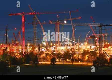 Quando le gru sparano nel cielo - fascino bauma 2022 apre le sue porte dopo l'interruzione di Corona dal 24.-30.10.2022 presso il centro espositivo di Monaco. Il Bauma è la più grande e probabilmente la fiera più impressionante del mondo con oltre 400.000 visitatori. L'indiscussa fiera internazionale impressiona anche per la sua completezza: Tutti i settori. Tutti i leader del mercato. Molte innovazioni. Veicoli da costruzione e attrezzature da costruzione Gru da costruzione, Gru all'aperto della fiera Riem di Monaco. ?SVEN SIMON Photo Agency GmbH & Co. Premere Foto KG # Princess-Luise-St Foto Stock