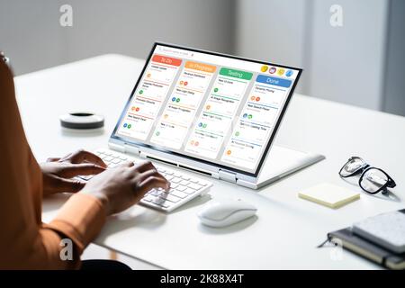 Applicazione software Kanban Project Schedule Management su laptop Foto Stock