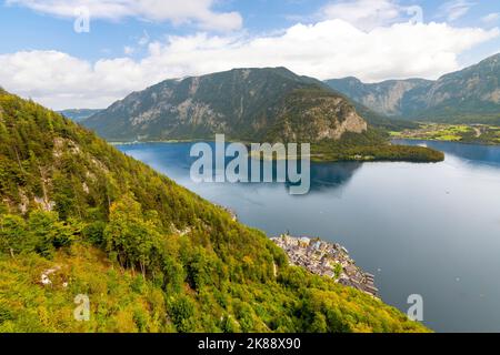 Vista sul lago e sul villaggio di Hallstatt, Austria, dal cielo di Welterbelick sopra la città vecchia alpina. Foto Stock